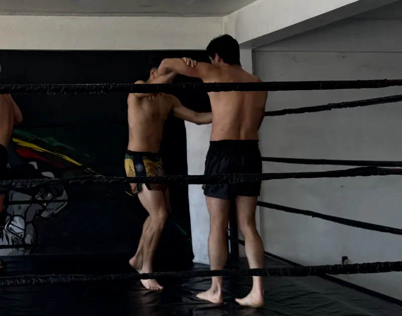 Alunos treinando clinche no ringue